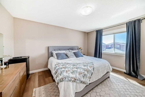 367 Evanspark Gardens Nw, Calgary, AB - Indoor Photo Showing Bedroom