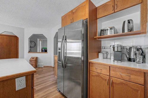450 Douglas Glen Boulevard Se, Calgary, AB - Indoor Photo Showing Kitchen