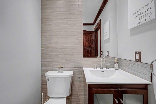 450 Douglas Glen Boulevard Se, Calgary, AB - Indoor Photo Showing Bathroom