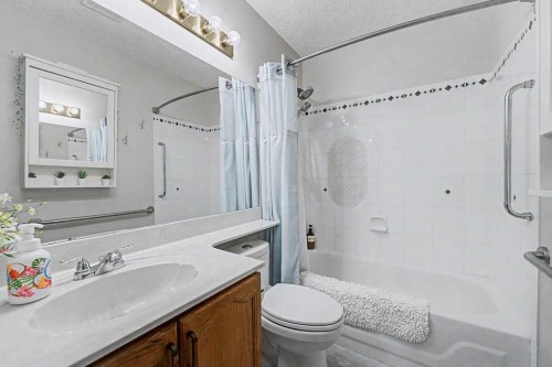 450 Douglas Glen Boulevard Se, Calgary, AB - Indoor Photo Showing Bathroom