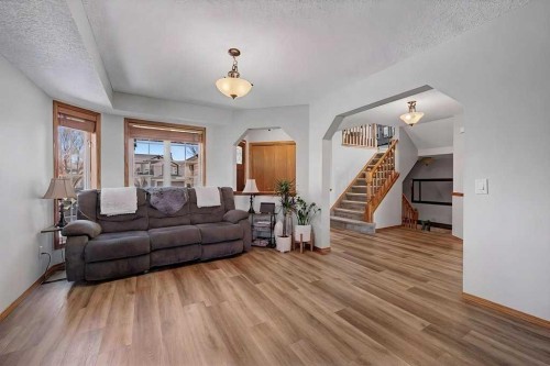 450 Douglas Glen Boulevard Se, Calgary, AB - Indoor Photo Showing Living Room
