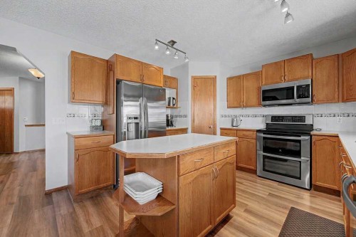 450 Douglas Glen Boulevard Se, Calgary, AB - Indoor Photo Showing Kitchen
