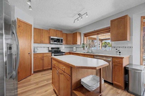 450 Douglas Glen Boulevard Se, Calgary, AB - Indoor Photo Showing Kitchen With Double Sink