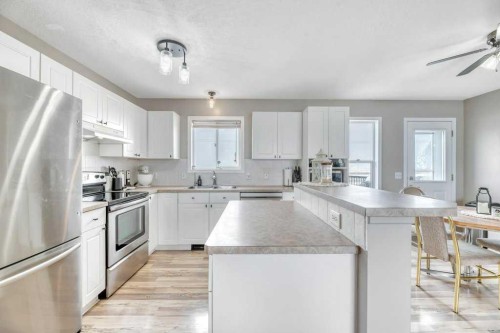 1905 Strathcona Terrace, Strathmore, AB - Indoor Photo Showing Kitchen With Stainless Steel Kitchen
