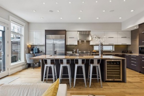 1624 Broadview Road Nw, Calgary, AB - Indoor Photo Showing Kitchen With Upgraded Kitchen