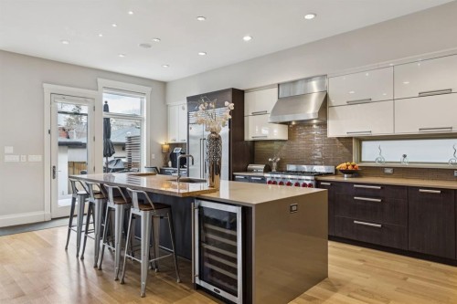 1624 Broadview Road Nw, Calgary, AB - Indoor Photo Showing Kitchen With Upgraded Kitchen