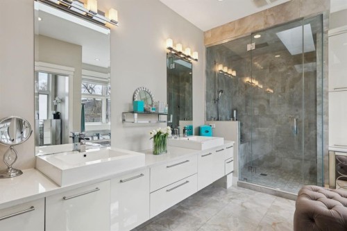 1624 Broadview Road Nw, Calgary, AB - Indoor Photo Showing Bathroom