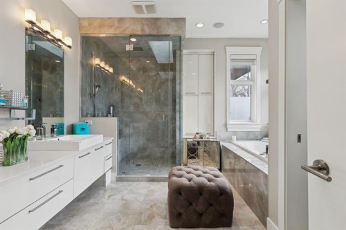 1624 Broadview Road Nw, Calgary, AB - Indoor Photo Showing Bathroom