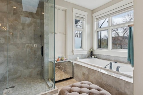 1624 Broadview Road Nw, Calgary, AB - Indoor Photo Showing Bathroom