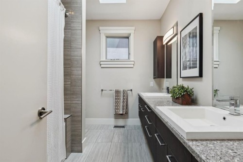 1624 Broadview Road Nw, Calgary, AB - Indoor Photo Showing Bathroom