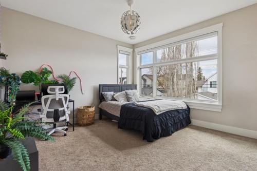 1624 Broadview Road Nw, Calgary, AB - Indoor Photo Showing Bedroom