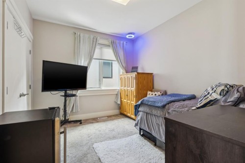 1624 Broadview Road Nw, Calgary, AB - Indoor Photo Showing Bedroom