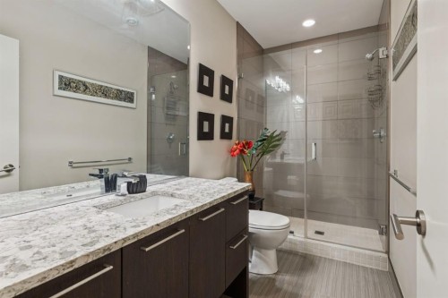 1624 Broadview Road Nw, Calgary, AB - Indoor Photo Showing Bathroom