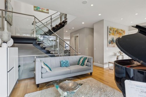 1624 Broadview Road Nw, Calgary, AB - Indoor Photo Showing Living Room