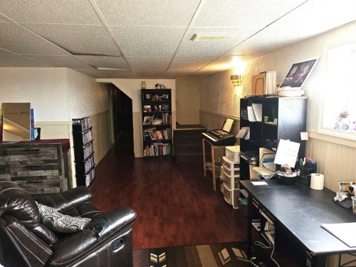 211 1St Avenue, Torrington, AB - Indoor