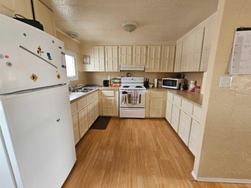 211 1St Avenue, Torrington, AB - Indoor Photo Showing Kitchen With Double Sink