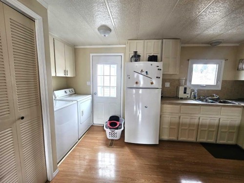 211 1St Avenue, Torrington, AB - Indoor Photo Showing Laundry Room