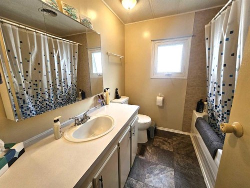 211 1St Avenue, Torrington, AB - Indoor Photo Showing Bathroom