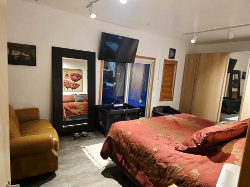 272128 Range Road 291 Ne, Airdrie, AB - Indoor Photo Showing Bedroom
