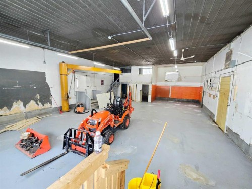 272128 Range Road 291 Ne, Airdrie, AB - Indoor Photo Showing Garage