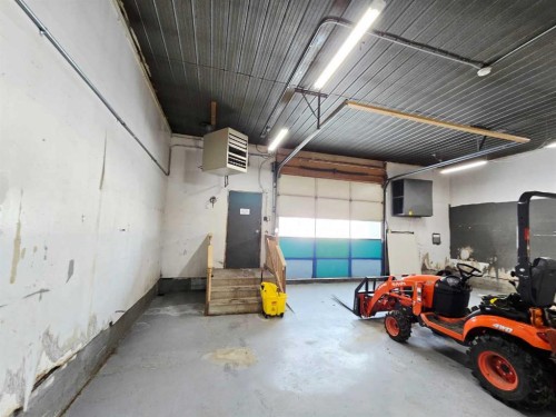 272128 Range Road 291 Ne, Airdrie, AB - Indoor Photo Showing Garage
