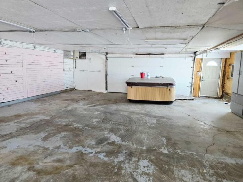 272128 Range Road 291 Ne, Airdrie, AB - Indoor Photo Showing Garage