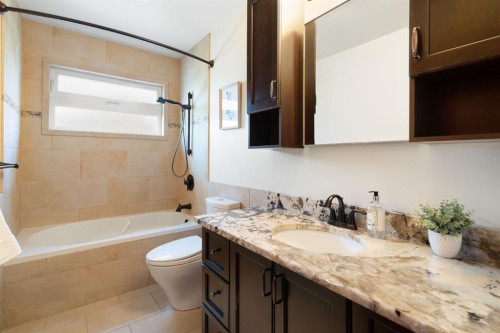 1619 47 Street Sw, Calgary, AB - Indoor Photo Showing Bathroom