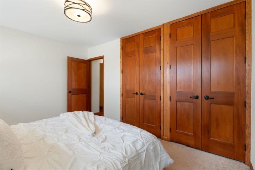 1619 47 Street Sw, Calgary, AB - Indoor Photo Showing Bedroom