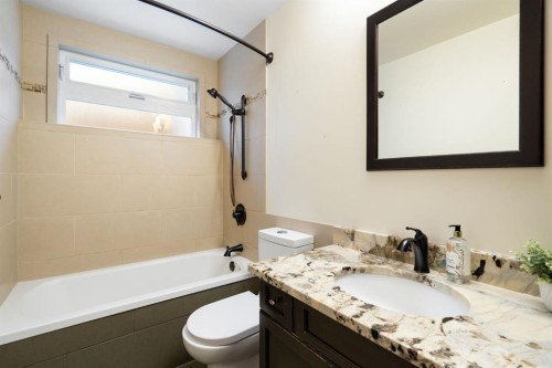 1619 47 Street Sw, Calgary, AB - Indoor Photo Showing Bathroom