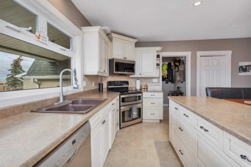 29426 Range Road 292, Rural Mountain View County, AB - Indoor Photo Showing Kitchen With Double Sink