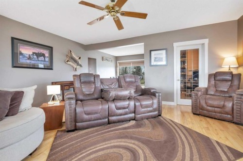 29426 Range Road 292, Rural Mountain View County, AB - Indoor Photo Showing Living Room