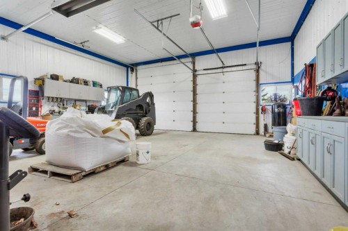 29426 Range Road 292, Rural Mountain View County, AB - Indoor Photo Showing Garage