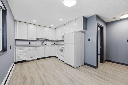 203-3103 Blakiston Drive Nw, Calgary, AB - Indoor Photo Showing Kitchen
