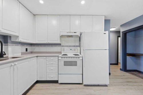 203-3103 Blakiston Drive Nw, Calgary, AB - Indoor Photo Showing Kitchen