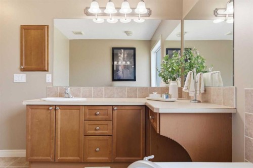 78 Westmount Circle, Okotoks, AB - Indoor Photo Showing Bathroom