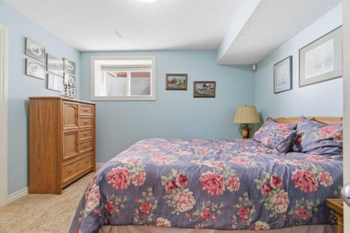 78 Westmount Circle, Okotoks, AB - Indoor Photo Showing Bedroom