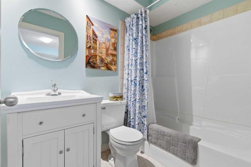 78 Westmount Circle, Okotoks, AB - Indoor Photo Showing Bathroom