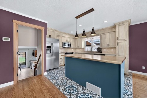 8 Slocan Road Sw, Calgary, AB - Indoor Photo Showing Kitchen With Upgraded Kitchen