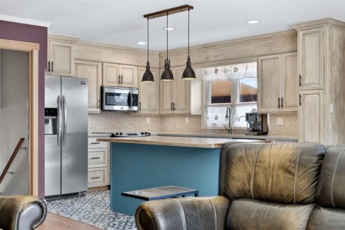 8 Slocan Road Sw, Calgary, AB - Indoor Photo Showing Kitchen With Upgraded Kitchen
