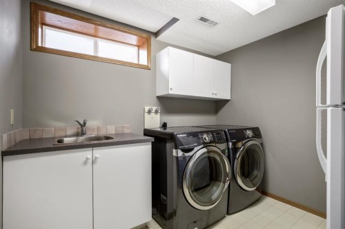 120 Bow Meadows Drive, Cochrane, AB - Indoor Photo Showing Laundry Room