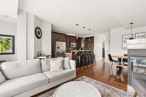 1825 33 Avenue Sw, Calgary, AB - Indoor Photo Showing Living Room