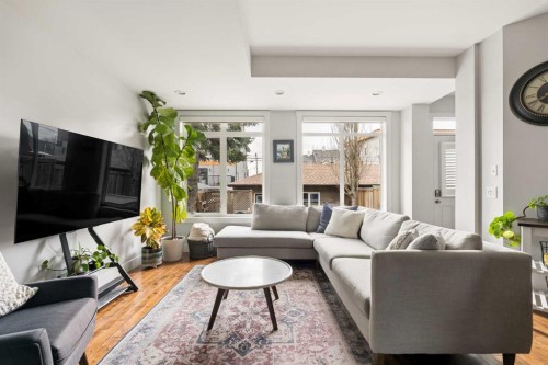 1825 33 Avenue Sw, Calgary, AB - Indoor Photo Showing Living Room
