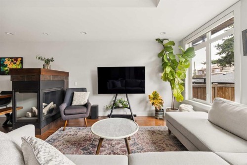 1825 33 Avenue Sw, Calgary, AB - Indoor Photo Showing Living Room