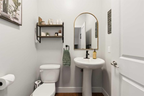 1825 33 Avenue Sw, Calgary, AB - Indoor Photo Showing Bathroom