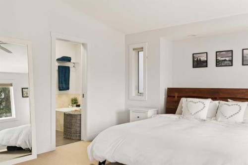 1825 33 Avenue Sw, Calgary, AB - Indoor Photo Showing Bedroom