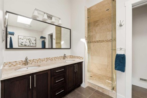 1825 33 Avenue Sw, Calgary, AB - Indoor Photo Showing Bathroom