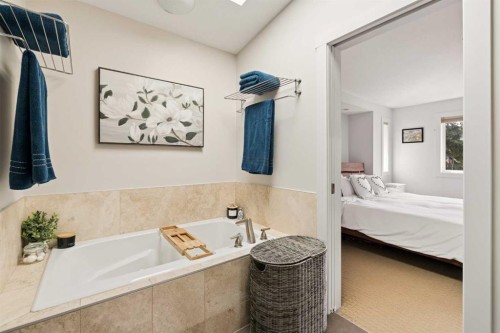 1825 33 Avenue Sw, Calgary, AB - Indoor Photo Showing Bathroom