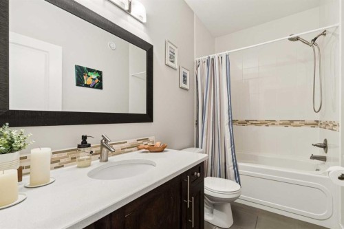 1825 33 Avenue Sw, Calgary, AB - Indoor Photo Showing Bathroom