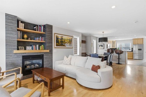 131 25 Avenue Ne, Calgary, AB - Indoor Photo Showing Living Room With Fireplace