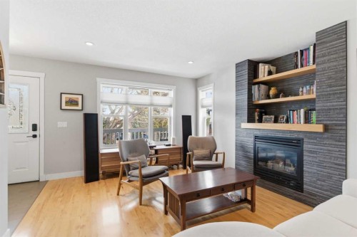131 25 Avenue Ne, Calgary, AB - Indoor Photo Showing Living Room With Fireplace